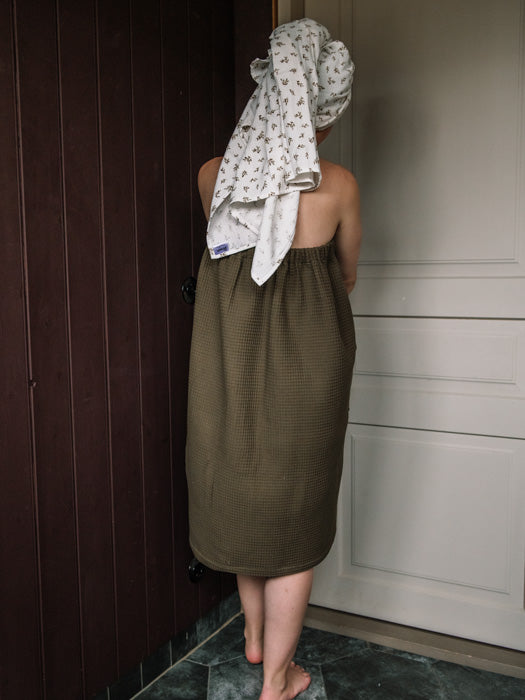 asukuva_kietaisupyyhe_olive_syliharsoviltti_brown_leaves