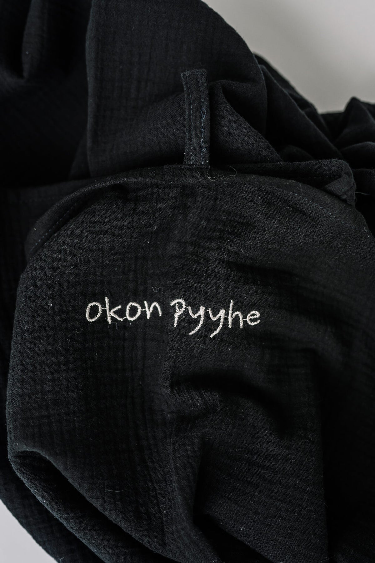 Vit brodyr med texten