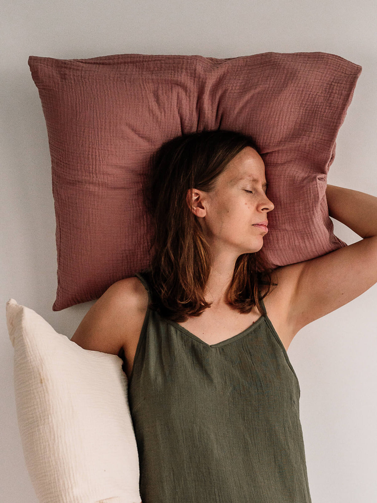 Aikuisten_tyynyliina_old_blush-2.jpg [Tyynyliina Old blush ja Ivory, yömekko olive]