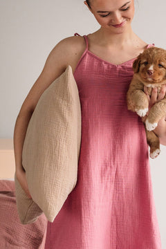 Tyynyliina_natural_beige_y_mekko_mauve.jpg [Tyynyliina Natural beige, Yömekko Mauve]