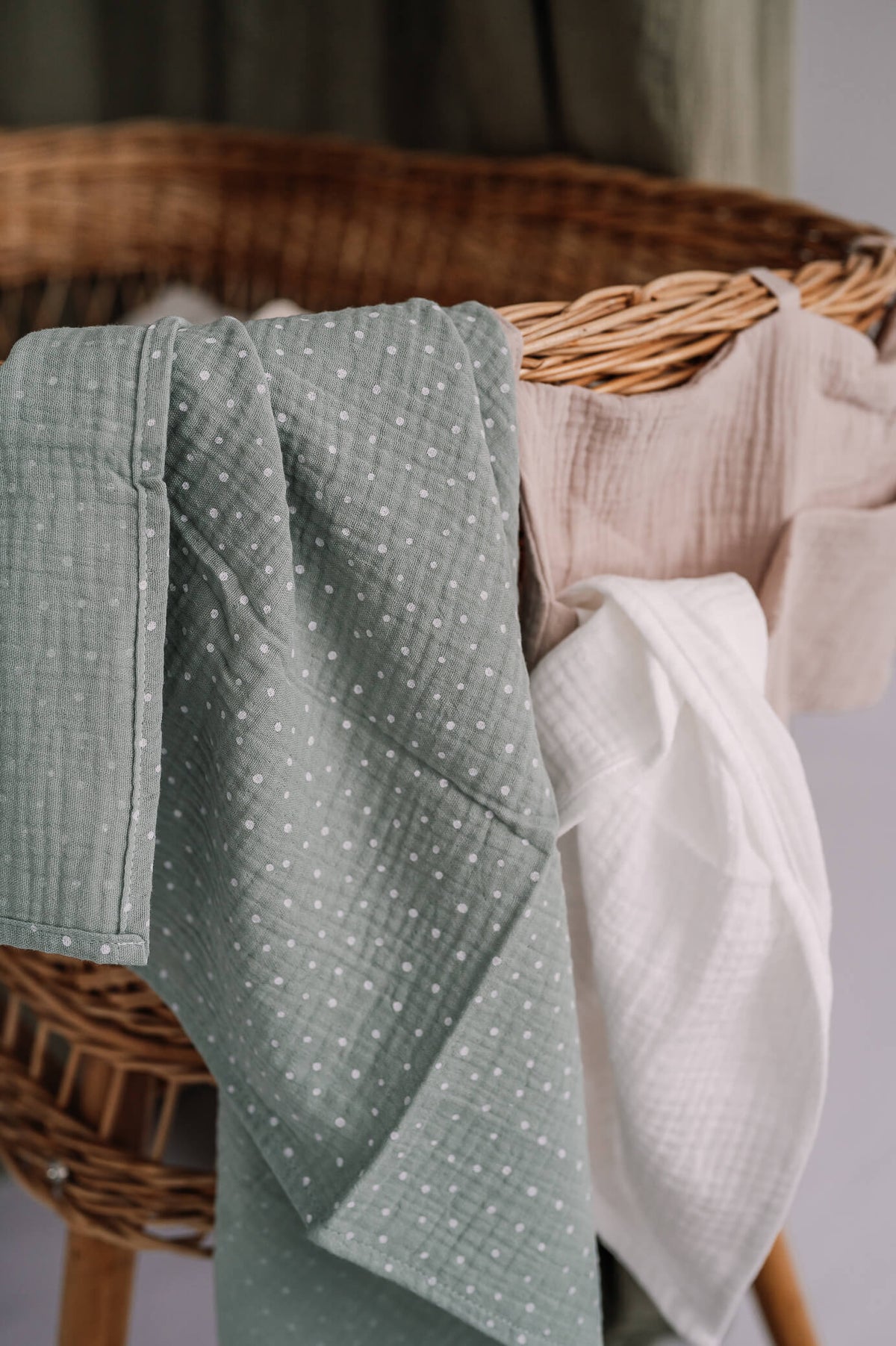 harso_dotsseagreen_miniharso_white_reunatasku_beige.jpg