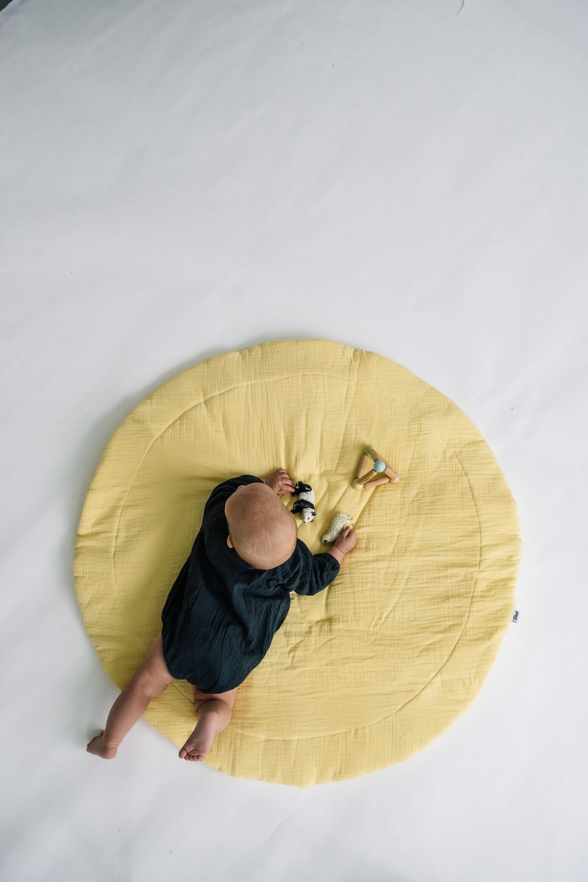 leikkimatto_yellow_romper_darkgrey.jpg