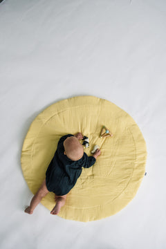 leikkimatto_yellow_romper_darkgrey.jpg
