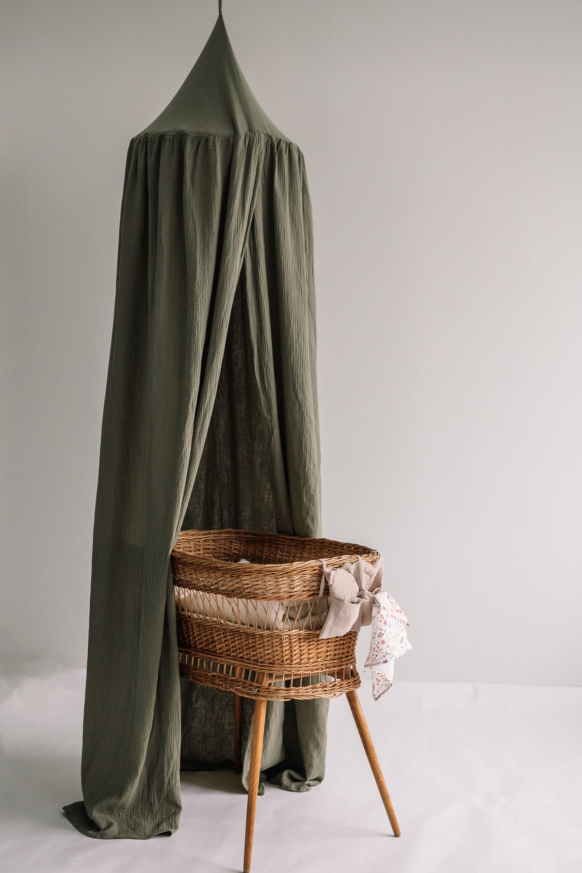 reunatasku_beige_harso_gardenflowers_uninalle_vuodekatos_olive.jpg