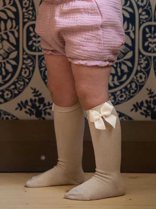 tuotekuva_polvi-sukatrusetilla__linen [bloomersit ja linen polvisukat]